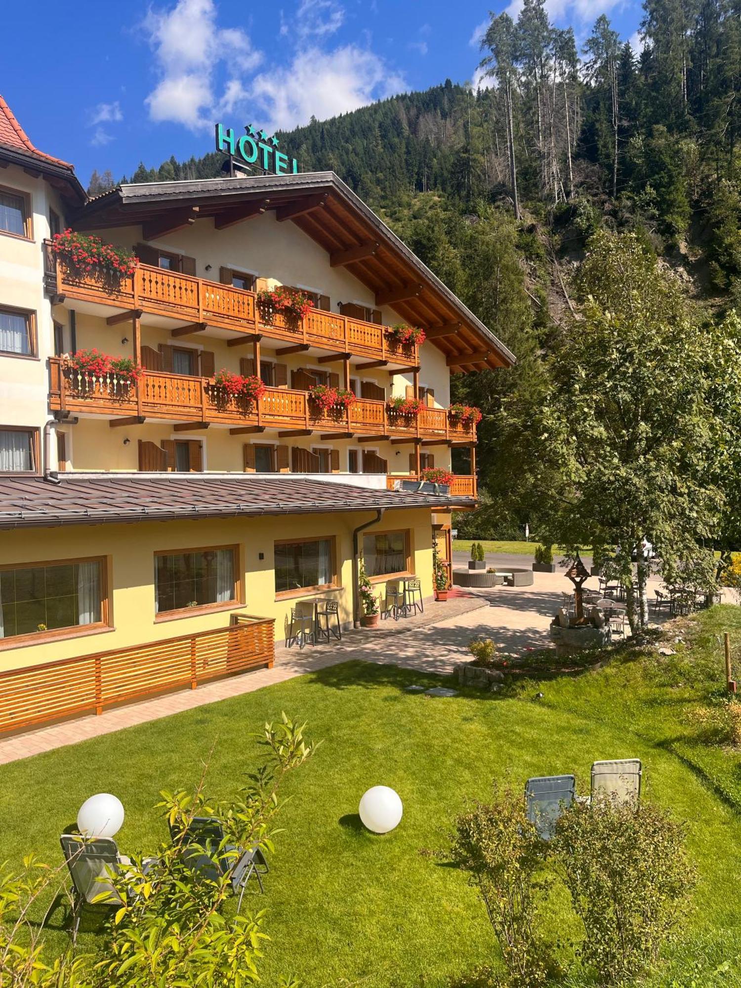Flos Hotel Moena Extérieur photo